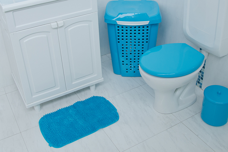 Imagen meramente ilustrativa. Tapete de Plástico Flexível Felpudo na cor blueberry (BBR) ambientado no banheiro.